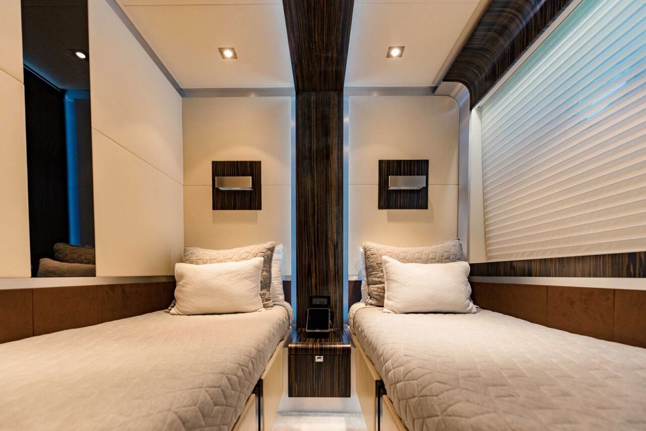 100 Dominator charter yacht in Miami