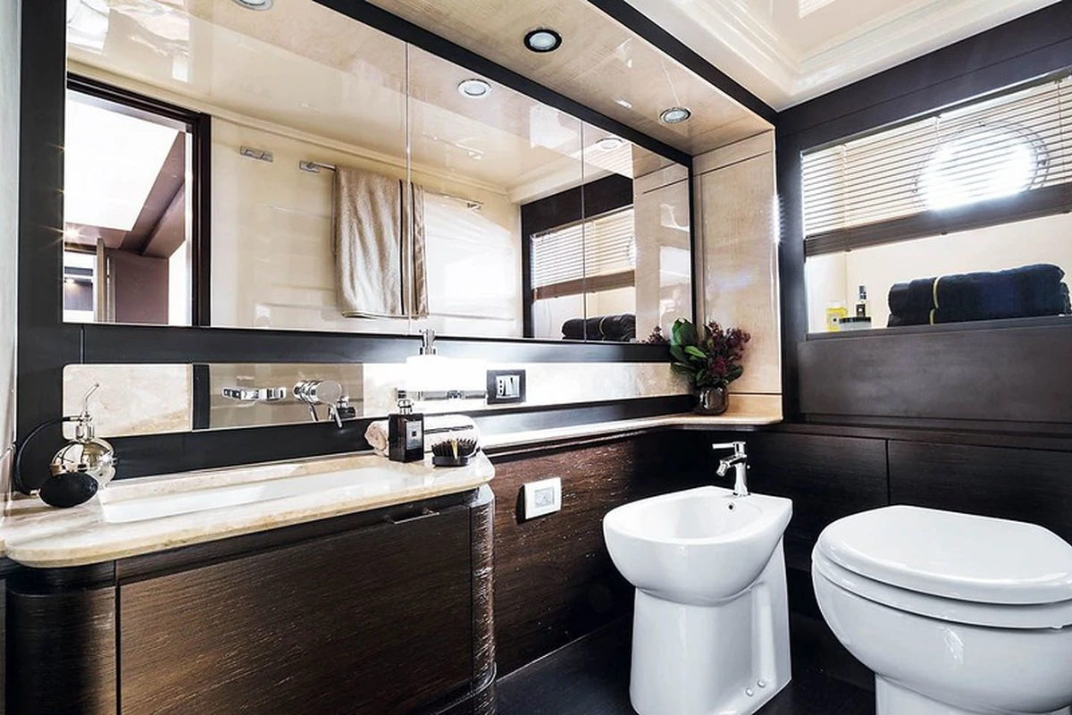66 ft Azimut yacht day charter on Biscayne Bay Miami