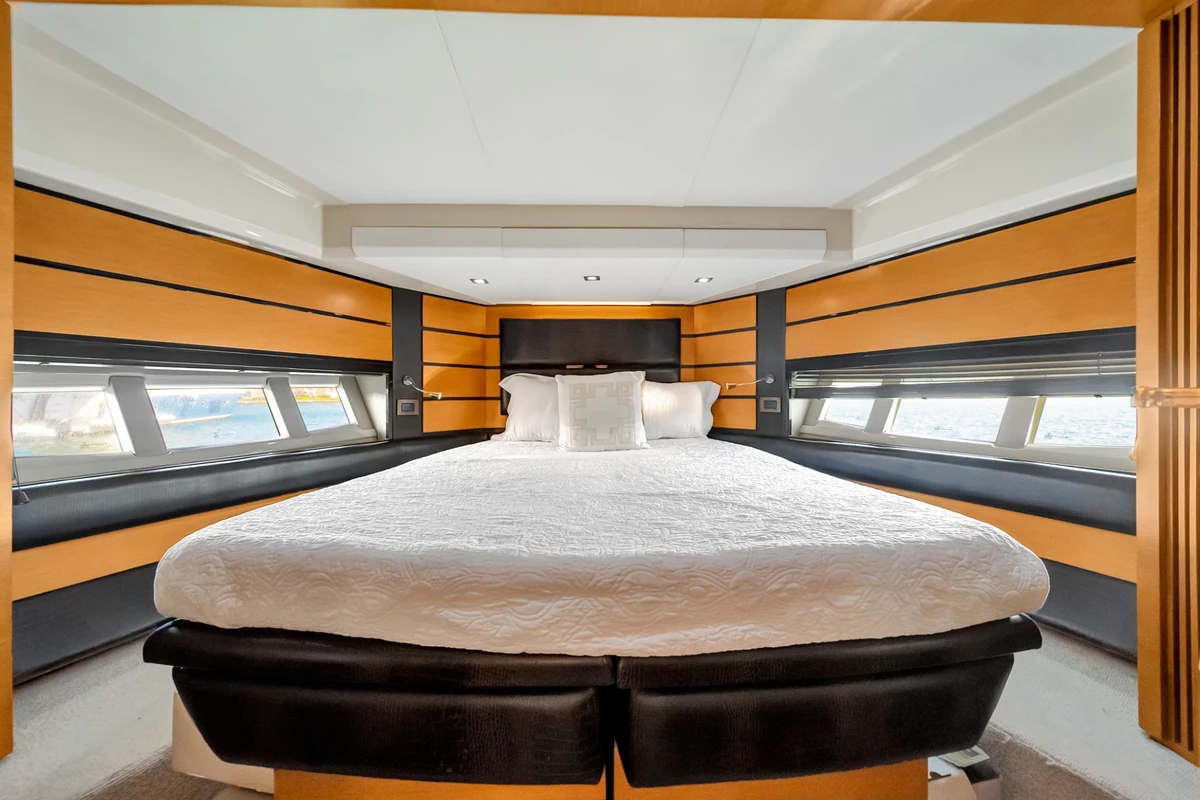 60 ft Azimut yacht day charter on Biscayne Bay Miami