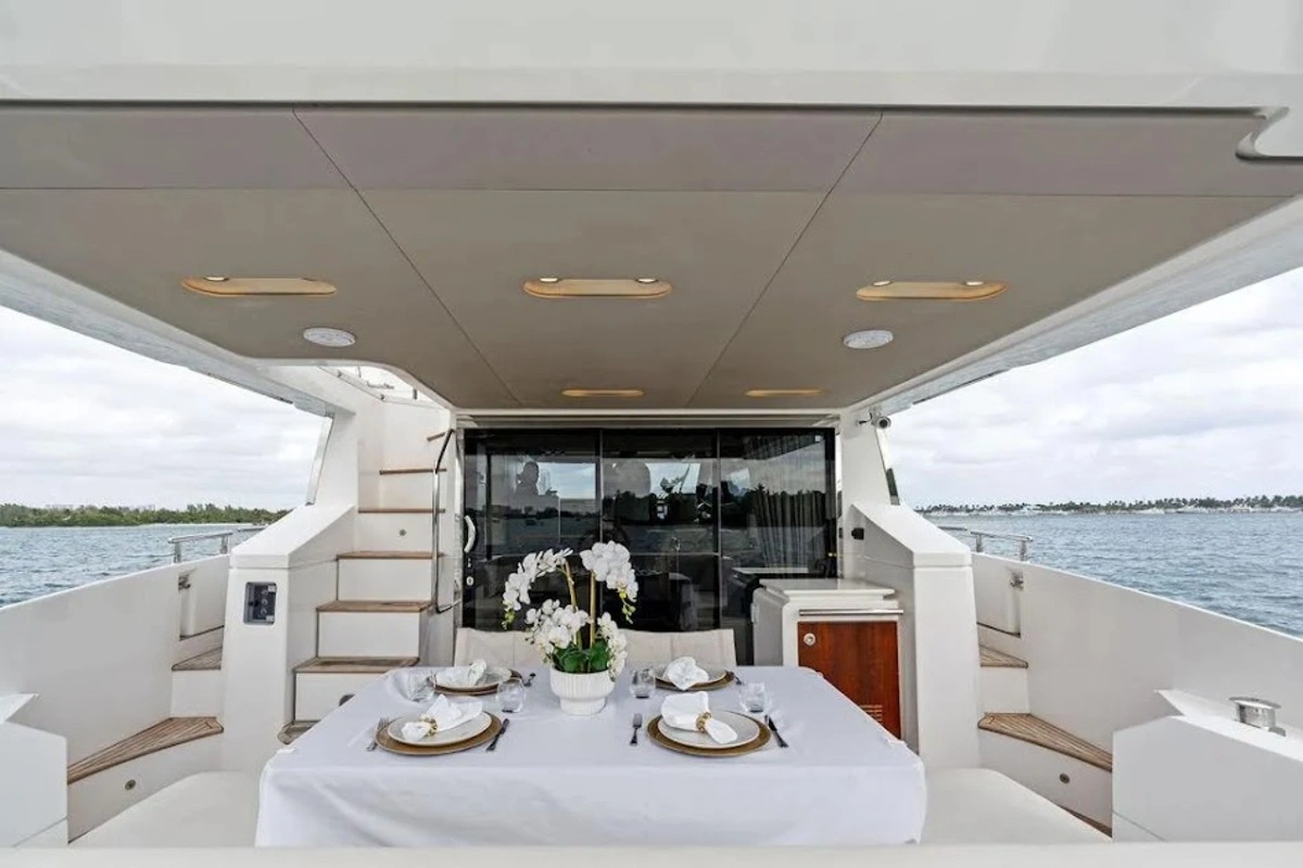 70 ft Azimut Le Grand Bleu yacht day charter on Biscayne Bay Miami