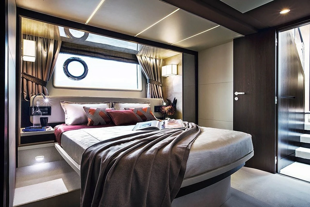 66 ft Azimut yacht day charter on Biscayne Bay Miami