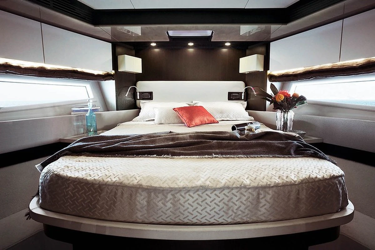 66 ft Azimut yacht day charter on Biscayne Bay Miami