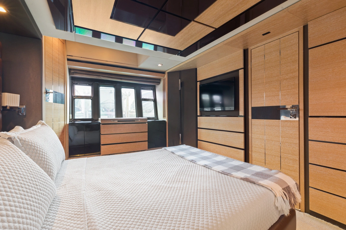 70 ft Azimut211 yacht day charter on Biscayne Bay Miami